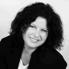 Frau Cornelia Puhnai